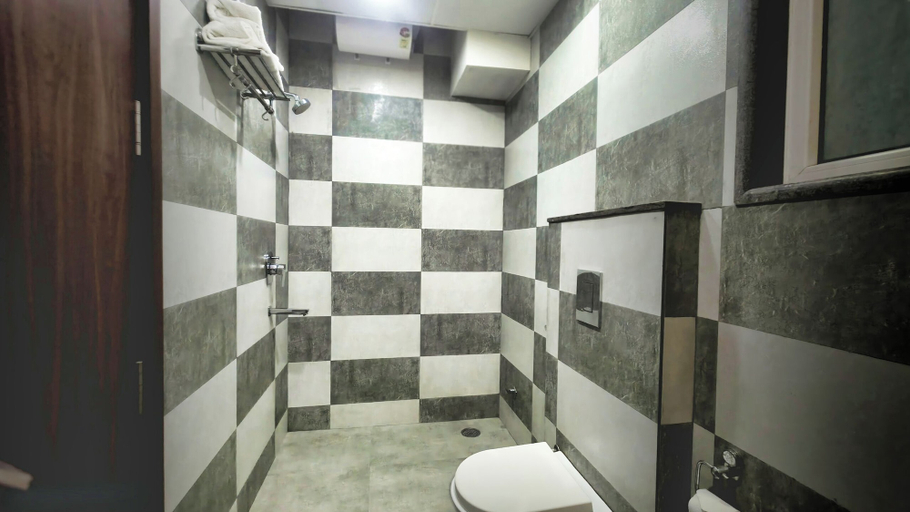 Bathroom 5, Hotel HomeAste 001 Near Yashobhoomi Convention Center, Delhi