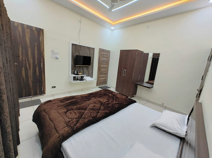 Room 4, Hotel J-Laxmi Palace, Ujjain