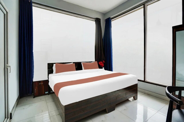 Room 3, Urban Nest Rooms & Rooftop Restaurant, Gautam Buddha Nagar