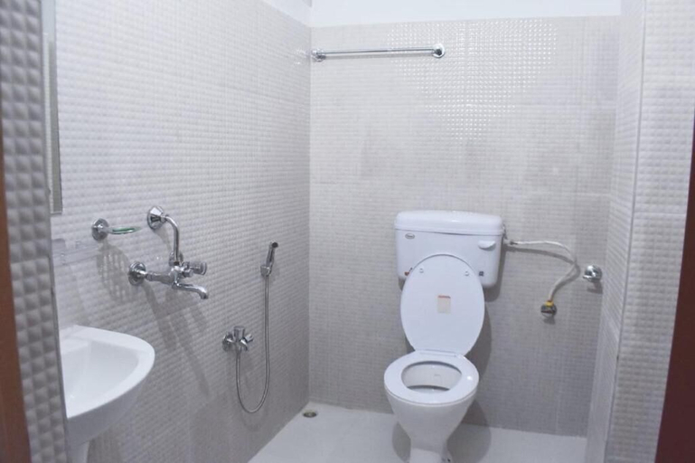 Bathroom, The Executive Inn, Kamrup Metropolitan