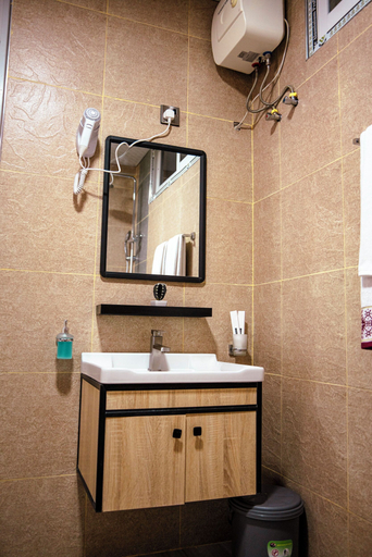 Bathroom 5, Maftah's Plaza, Bagamoyo