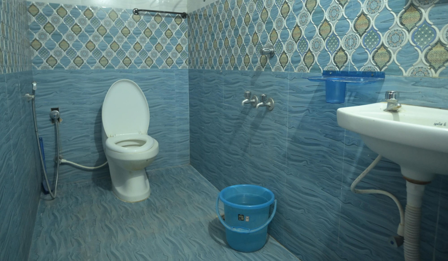 Bathroom 5, Le Sparrow, Viluppuram