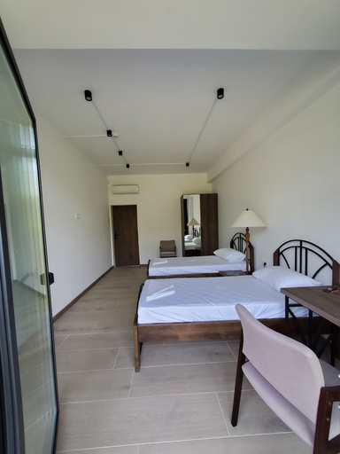Room 4, The Whispering Oaks Retreat
