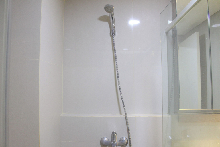 Bathroom 3, Good Deal Studio Apartment At Landmark Residence Bandung, Bandung