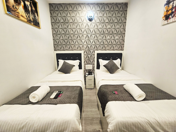 Room 2, Astha Home Shared Pool Rooms, Mumbai Suburban