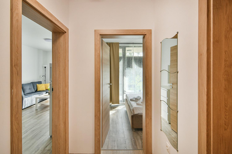 Others 5, Free parking flats with WIFI and pool, Varna