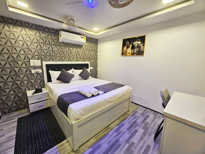 Room 4, Astha Home Shared Pool Rooms, Mumbai Suburban