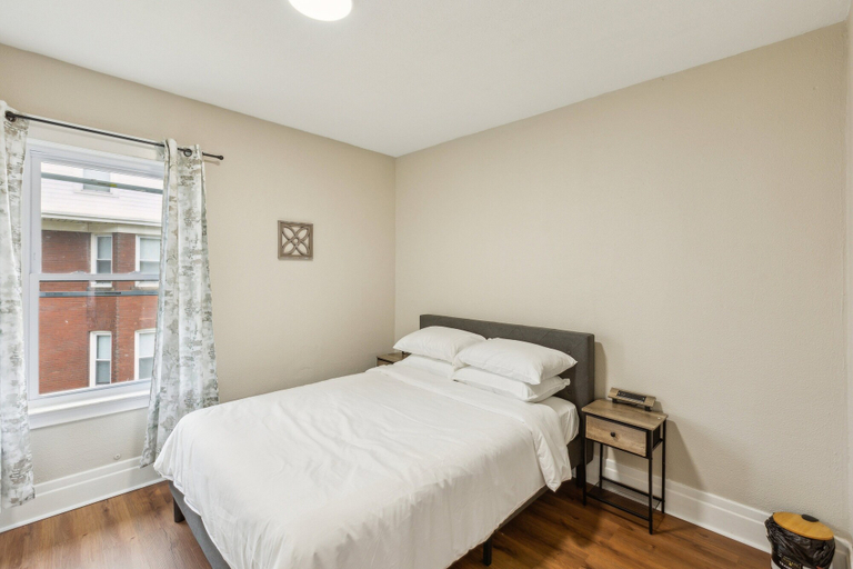 Room 5, Cozy Upper Flat Minutes From Niagara Falls 3 Bedroom Apts, Niagara