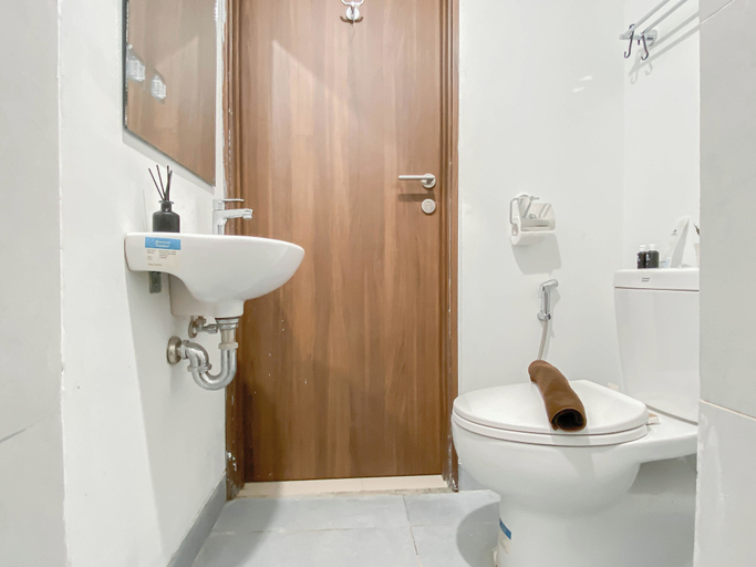 Bathroom 2, Oakwood Studio At Royal Sentul Park Apartment, Bogor