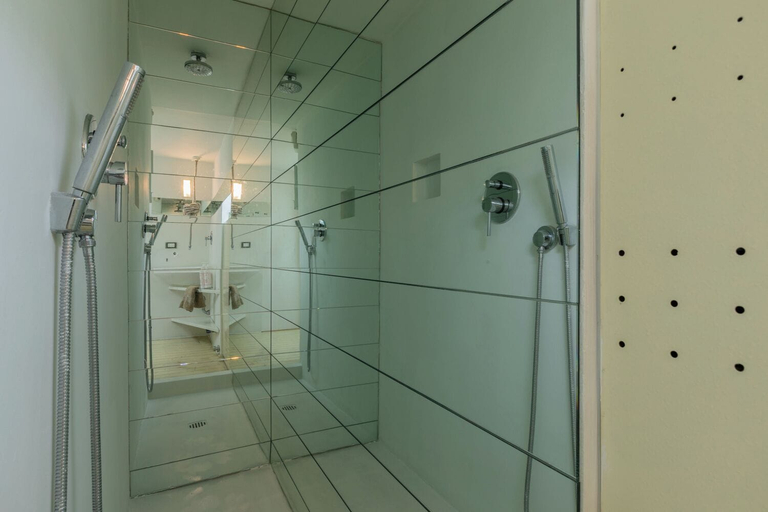 Bathroom 2, L'angolo del Libro by Wonderful Italy, Torino