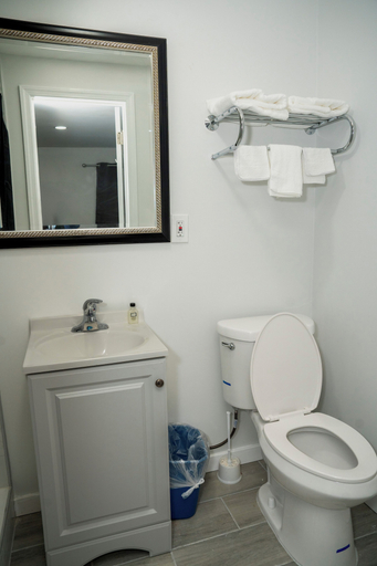 Bathroom 5, Rainbow Motel, Berks