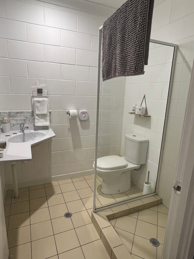 Bathroom 3, Spanish Lace Motor Inn, Rosslea