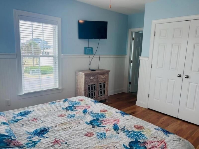 Room 3, Shining Sea 5 Bedroom Home by RedAwning, Brunswick