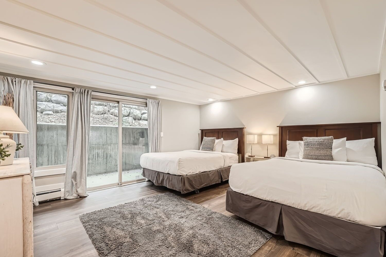 Room 2, The Lift B8 3 Bedroom Condo by RedAwning, Summit