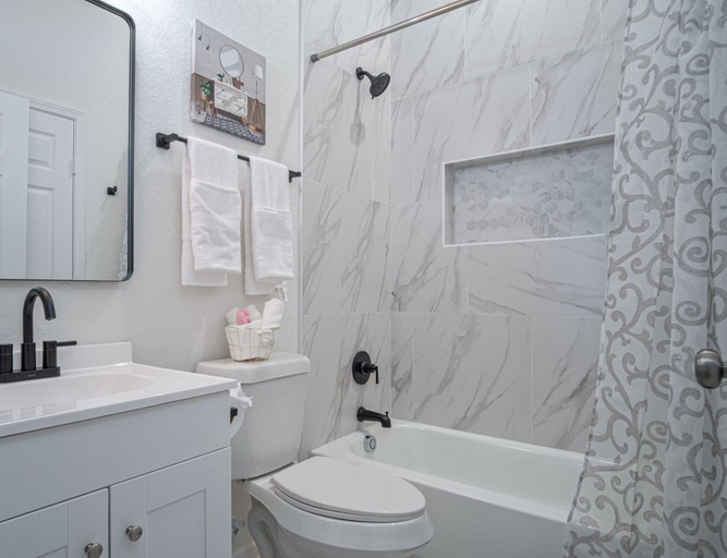 Bathroom, Generous 4br/3ba Charmer Near Glorius Downtown!, Bexar