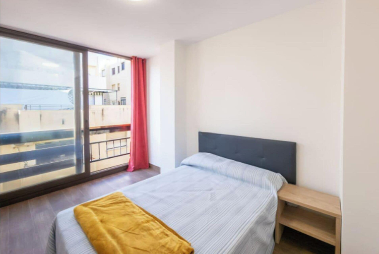Room 3, 3 Bed Apartment Sleeps 6 - Free Parking & Balcony, Málaga