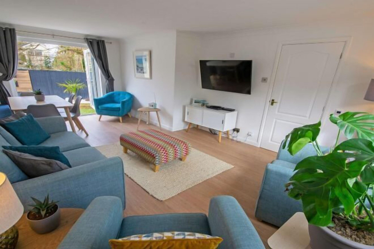 Room 2, Oceanside Sleeps 6 Walk to Beach & Stylish, Devon