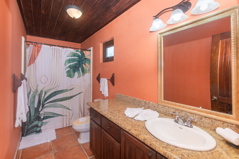Bathroom 2, Green Orchid Escape 2 Bedroom Apts, Roatán