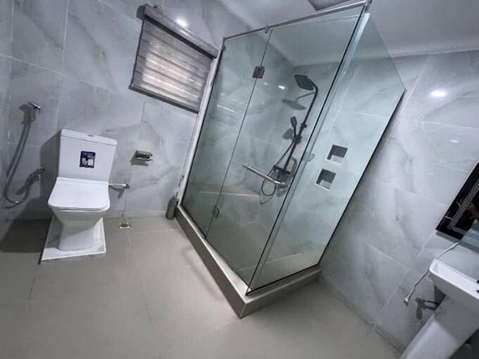 Bathroom, Ravella Hotel and Suites, AdoOdo/Ota