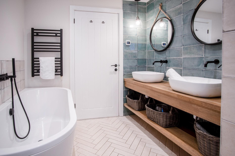 Bathroom 4, Ty Megan - 3 Bedroom Cottage - Bayview Oxwich, Swansea