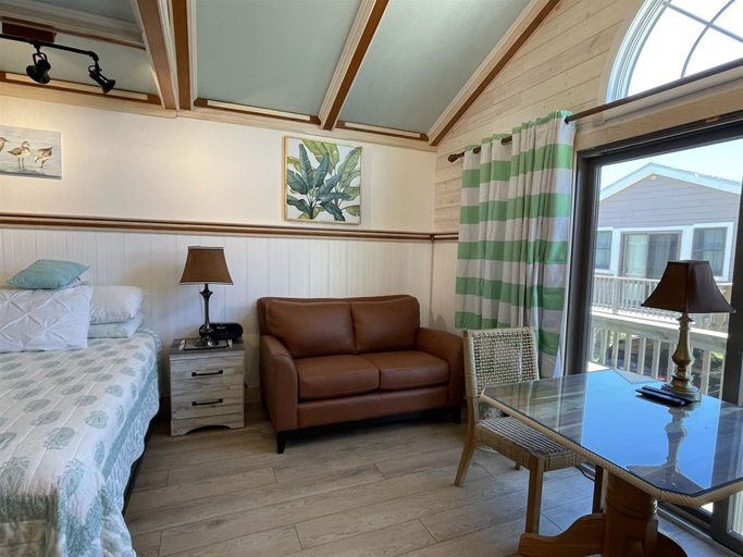 Room 3, 37 Coal Miner's Dream Studio Bedroom Condo by RedAwning, Dare