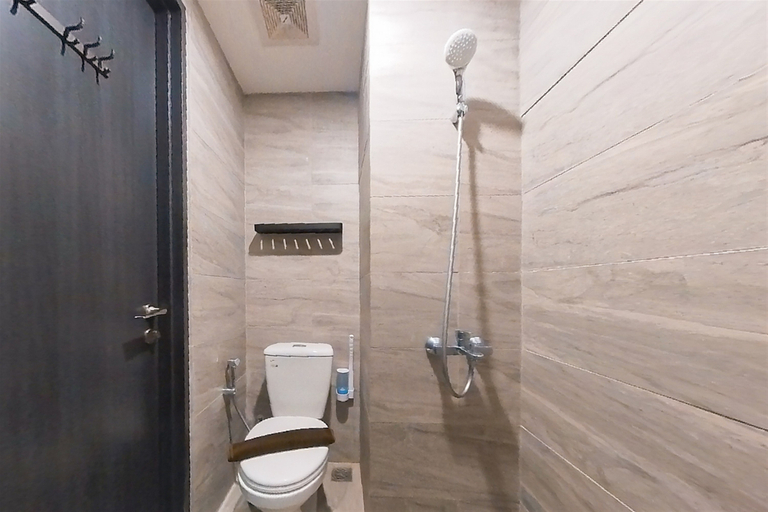 Bathroom 5, Modern and Bright Studio Apartment Collins Boulevard By Travelio, Tangerang