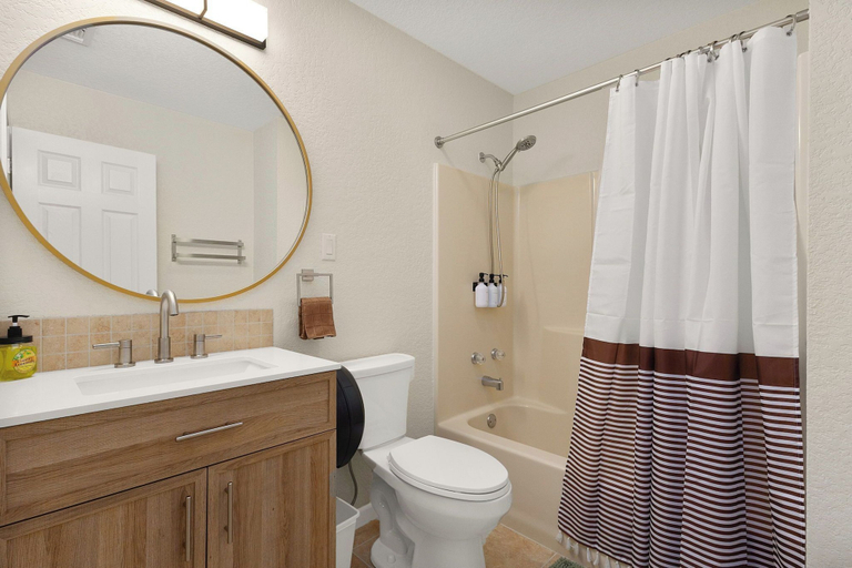 Bathroom 2, River Road Escapes, Comal