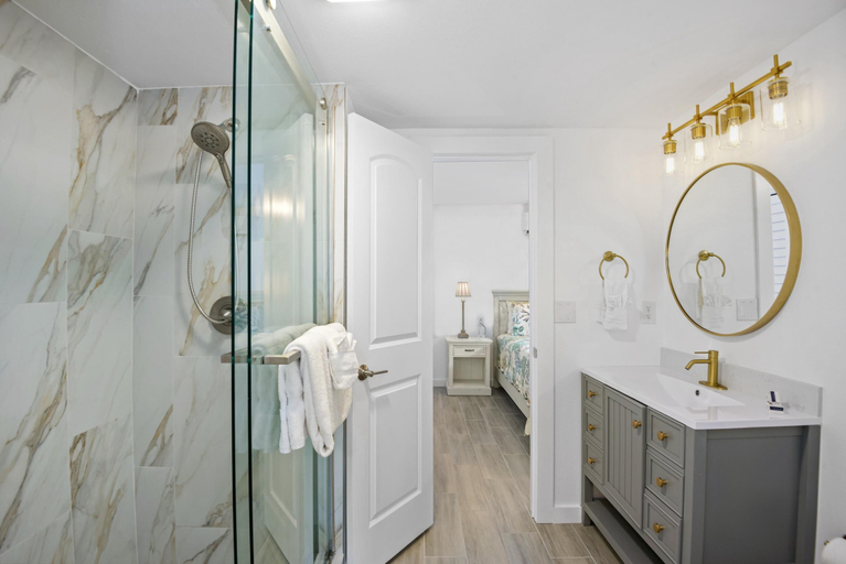 Bathroom 4, Coral Cove, Lee