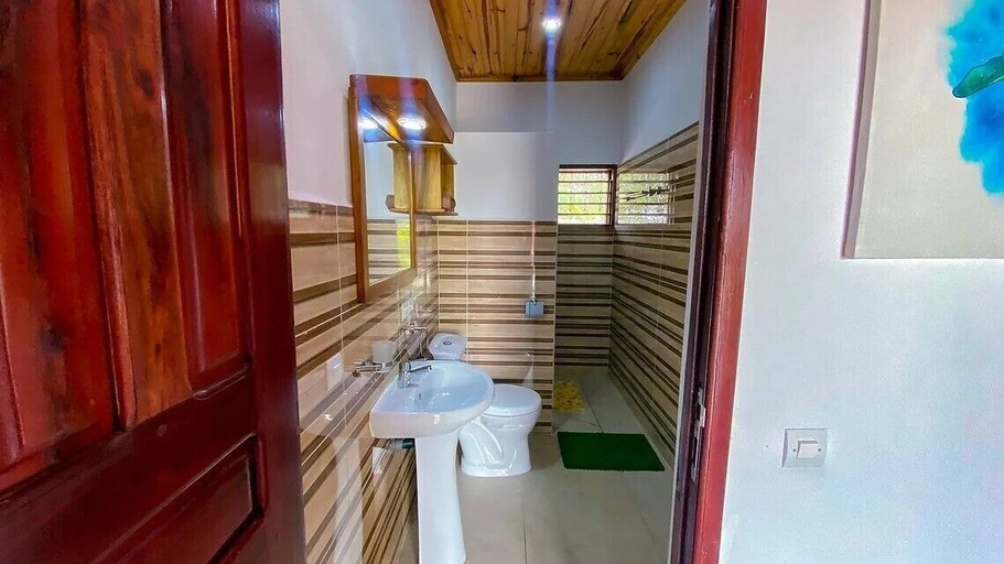 Bathroom, Jardin fleuri de Lety, Diana