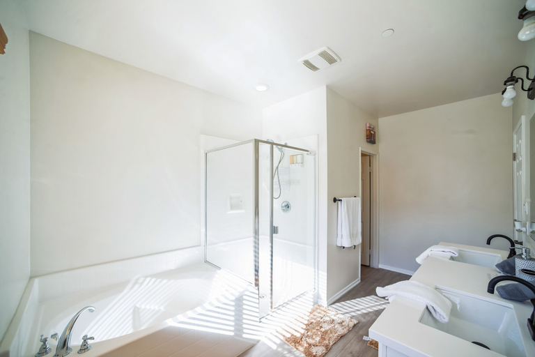Bathroom 4, Charming Pet-friendly Getaway In Sunny Beaumont 4 Bedroom Home, Riverside