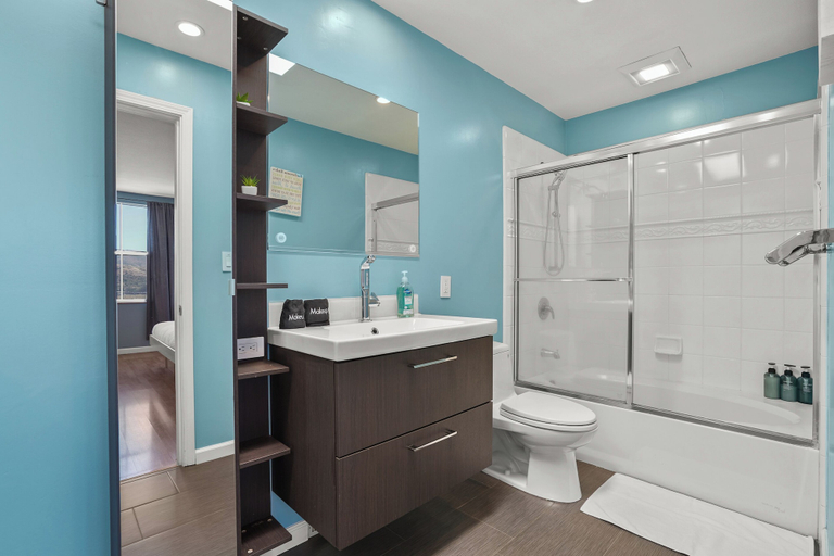 Bathroom 2, Beautiful Spacious 4BR in Silver Terrace, San Francisco