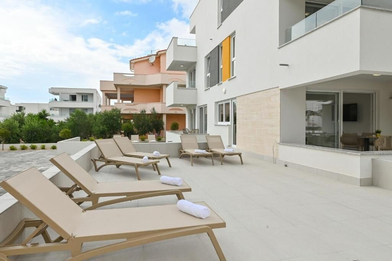 Terrace/patio, Pool apartments Break B, Novalja