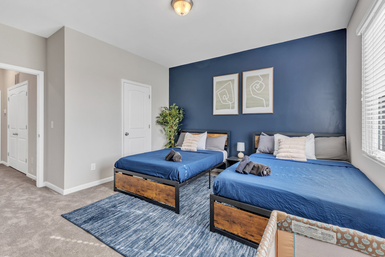 Room 4, Upscale King 3BR Townhouse Mins Downtown, Wake