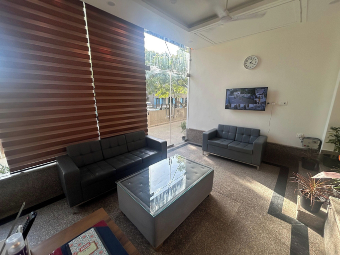 Lobby 4, RC Stays, Gautam Buddha Nagar