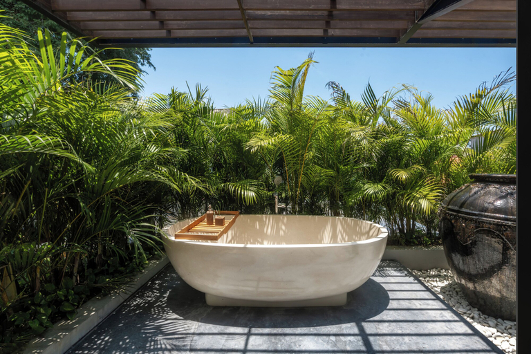 Deep soaking bathtub, Jeeva Tirta Seminyak, Badung