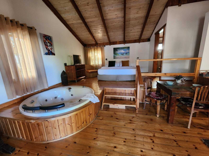 Room 4, Atnahta Bayarden