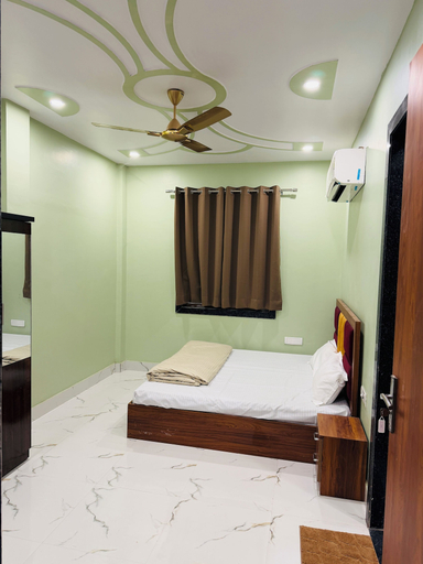Room 5, Hotel Shri Ji Nikunj Vrindavan, Mathura