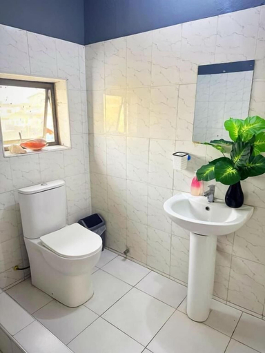 Bathroom 3, Estepona Playa, Accra