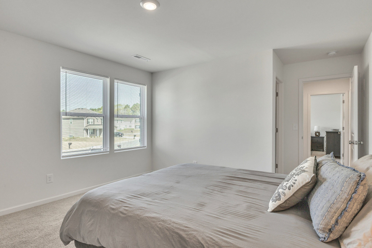 Room 4, 5br Retreat With Garage Parking 5 Bedroom Home, Nash