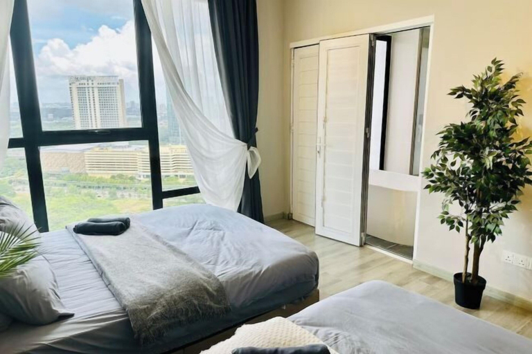 Room 1, Mosaic 3Bedroom Dark Elegance with Bathtub 8-13pax, Johor Bahru
