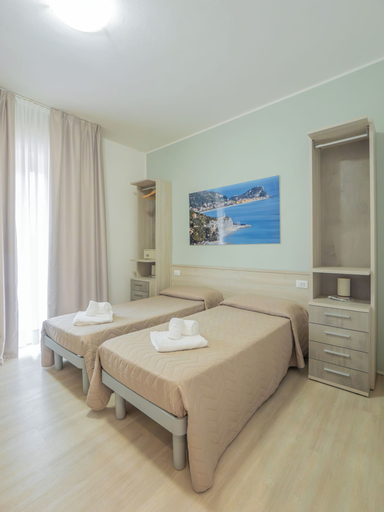 Bedroom 4, Hotel La Bussola, Savona