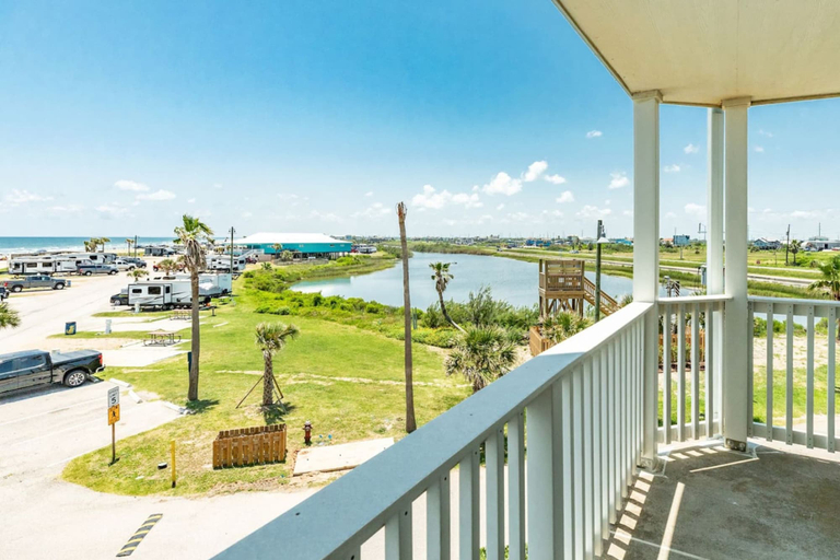 Room 5, Beautiful Blue Heron Sleeps 6 Great Views, Galveston