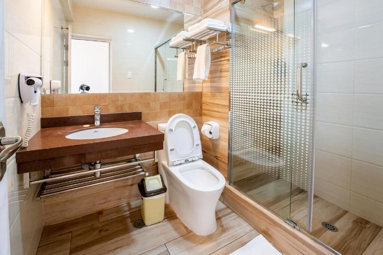 Bathroom 4, HOTEL QUADRUM, Lima