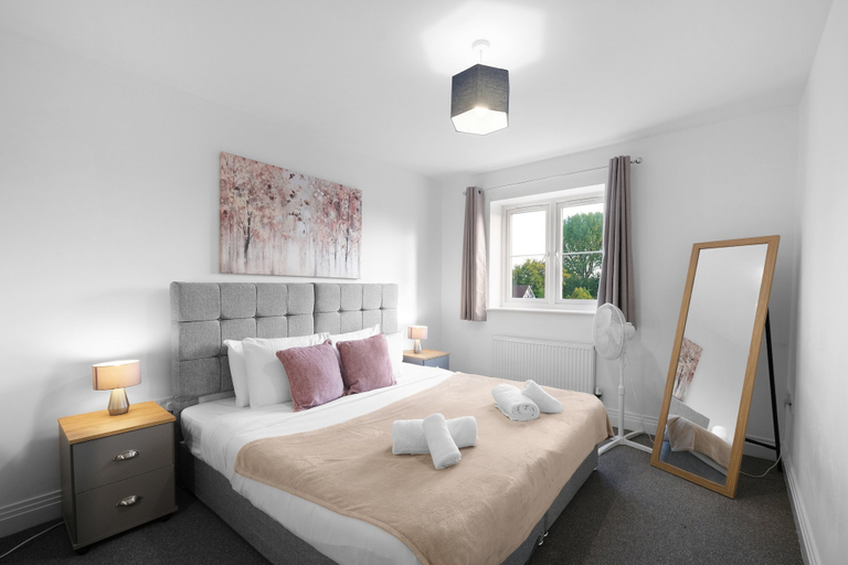 Room 3, Spacious 6 Bedroom House in Denton Way, Slough