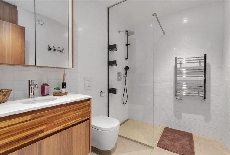 Bathroom, Premium Downtown Queen Apartment KARTULI