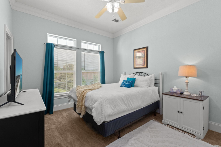 Room 2, Knee Deep, Bay
