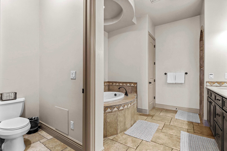 Bathroom 2, The Overlook at Coral Springs, Washington