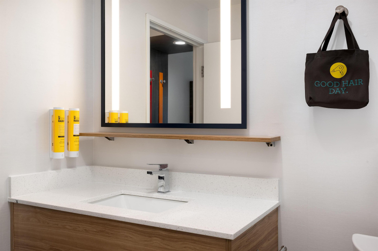 Bathroom 4, Tru By Hilton Brunswick, Glynn
