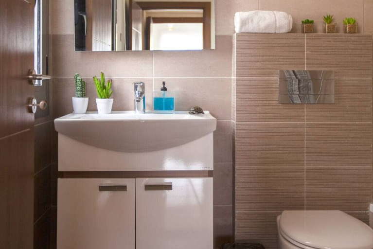 Bathroom 2, Sioufi - 2-BR Apartment With a Balcony, Beirut