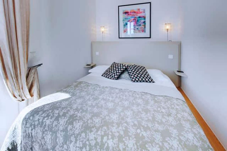 Room 2, Old Town Apartment With Sea Views A C, Alpes-Maritimes